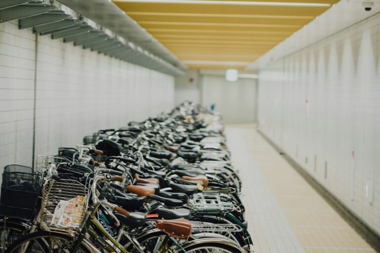 Fahrradhalterung Wand: So hängst du dein Fahrrad sicher und platzsparend auf