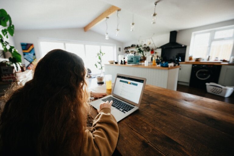 Geld verdienen im Home-Office: Zusätzliches Budget für Haus und Garten schaffen