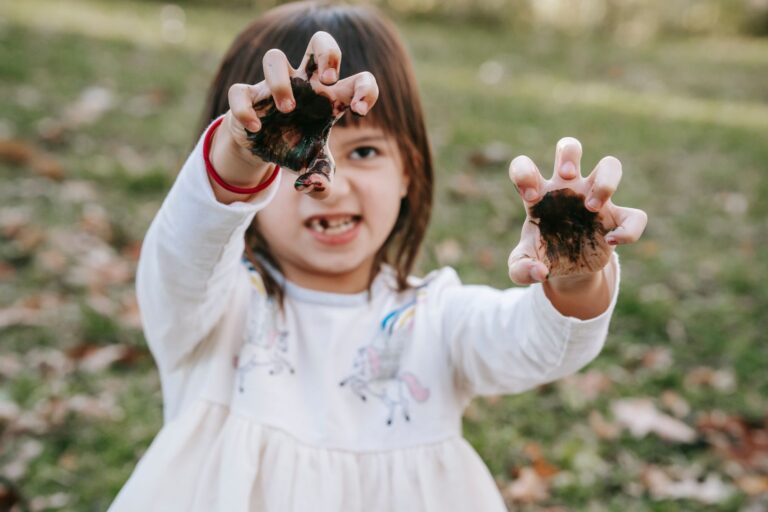 Matschküche selber bauen: Outdoor-Spielküche als DIY-Projekt für Kinder